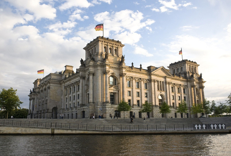Reichstagsgebäude mit Spree davor.